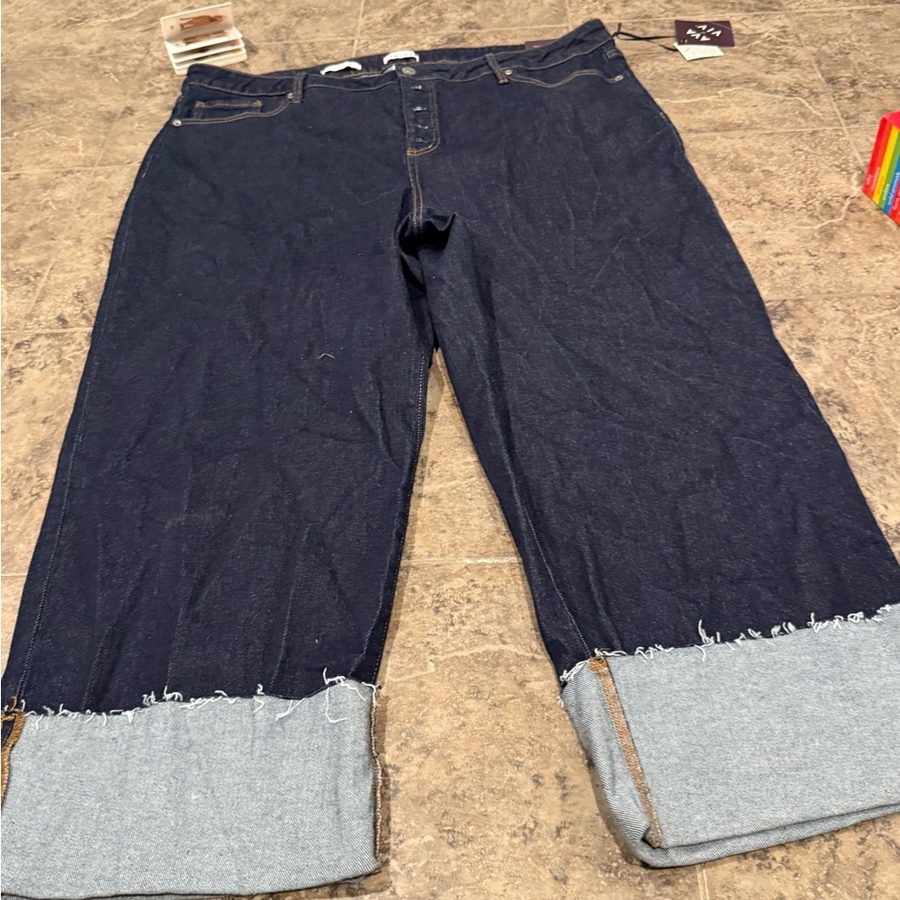 🍪Women's Blue straight high rise Jeans with several buttons and cuff at bottom